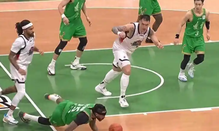 爱游戏官网-末节封神！高诗岩12分定乾坤，山东胜辽宁迎两连胜，主场静候广厦