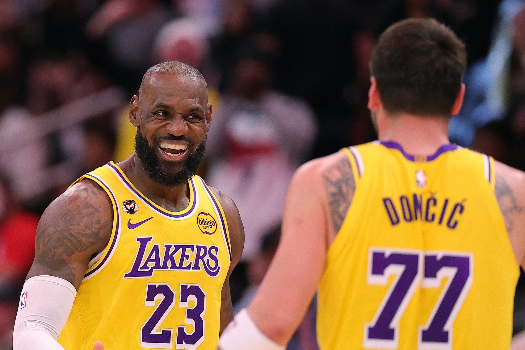 爱游戏网页-生涯每个赛季都能达成场均20+5+5的球员:詹姆斯、东契奇